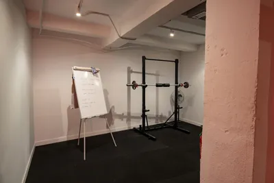 Handstand: progresión segura del pino, de la pared al equilibrio libre