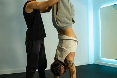 Handstand: progresión segura del pino, de la pared al equilibrio libre