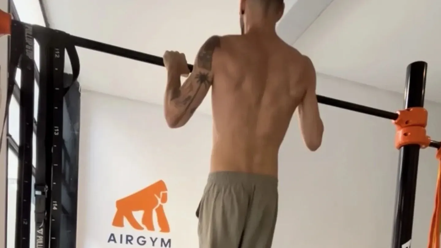 No puedes hacer una dominada. Perfecto, empecemos ahí.