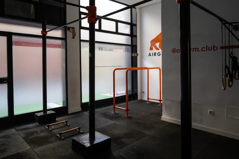 Sala de entrenamiento de Airgym con barras, anillas y paralelas