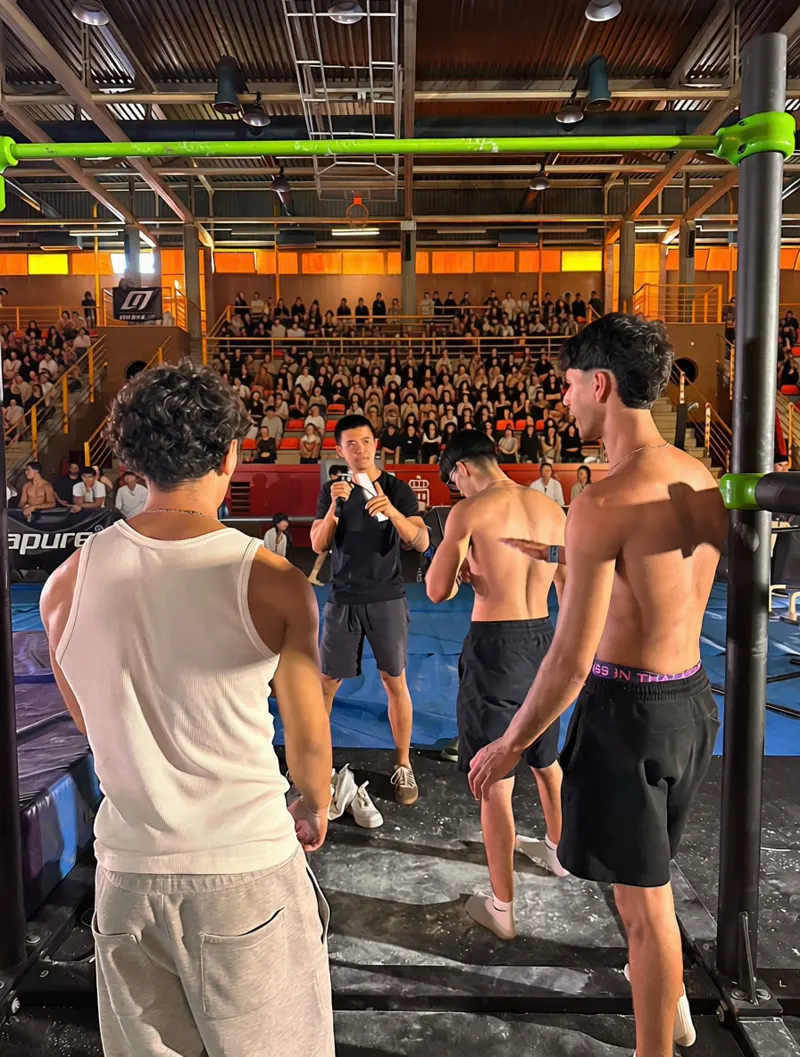 Xian Lai Jin con el micrófono en la pista de la SWUB Battles 2026, con las gradas llenas de público