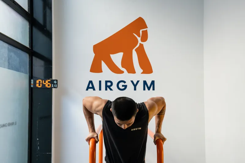Xian Lai Jin haciendo fondos en las paralelas de Airgym